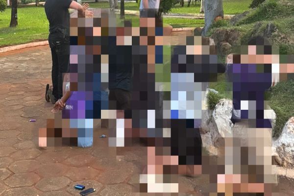 Imagem referente a notícia: Sete pessoas são conduzidas a delegacia por tráfico em Praça Pública de Quedas do Iguaçu