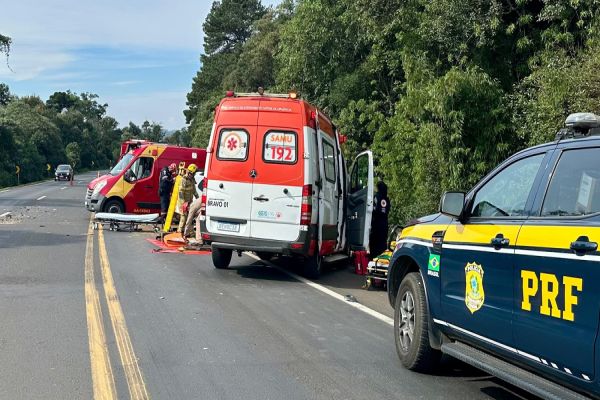 Imagem referente a notícia: Caminhão carregado com soja invade pista contrária e causa acidente com morte na BR-277