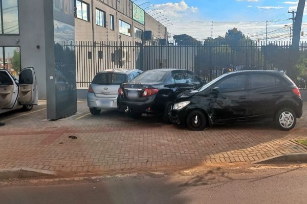 Condutor embriagado provoca acidente com quatro veículos em Cascavel