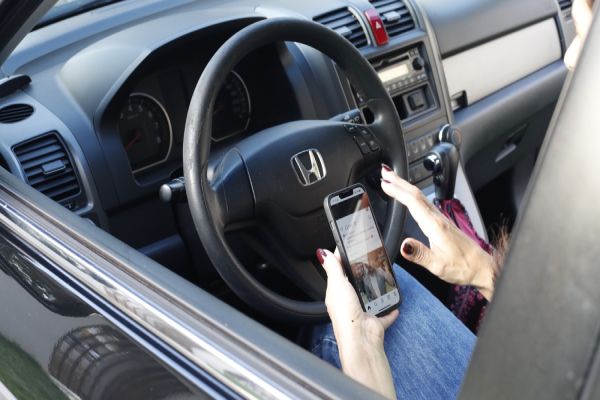 MAIO AMARELO | Apesar de proibido, celular ao volante ainda tem sido utilizado no trânsito por cascavelenses
