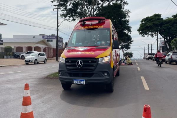 Imagem referente a notícia: Jovem fica ferida após colisão entre moto e carro na Avenida Rocha Pombo em Cascavel