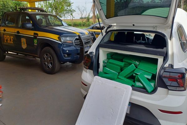 Imagem referente a notícia: Veículo furtado é apreendido pela PRF  com 180 kg de maconha em Campo Mourão