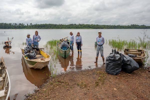 Imagem referente a notícia: Parceria entre Itaipu e pescadores já retirou mais de 12 toneladas de lixo do reservatório da usina