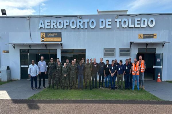 Imagem referente a notícia: Aeroporto de Toledo passa por vistoria da Força Aérea Brasileira