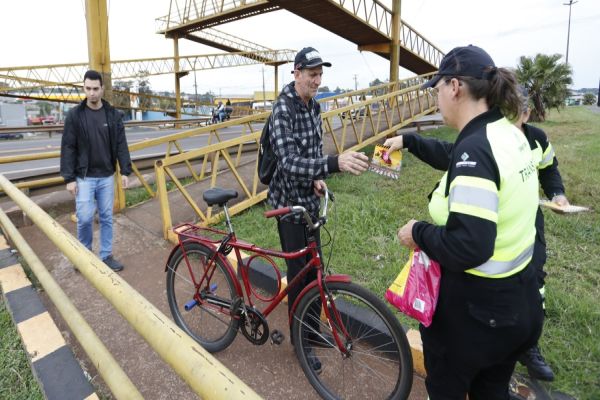 Imagem referente a notícia: Campanha Maio Amarelo promove ação de conscientização sobre uso seguro das passarelas pelos pedestres e ciclistas