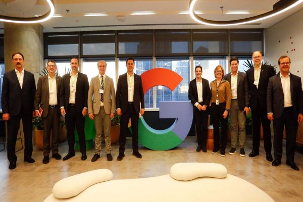 Imagem referente a notícia: Ratinho Junior sela parceria com o Google para expandir uso de IA e sistemas de gestão