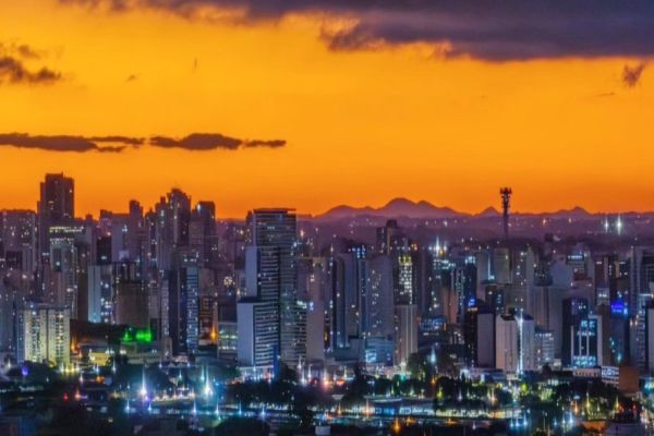 Céu laranja: poluição impacta na luz do sol e alerta para risco de incêndios, explica o Simepar