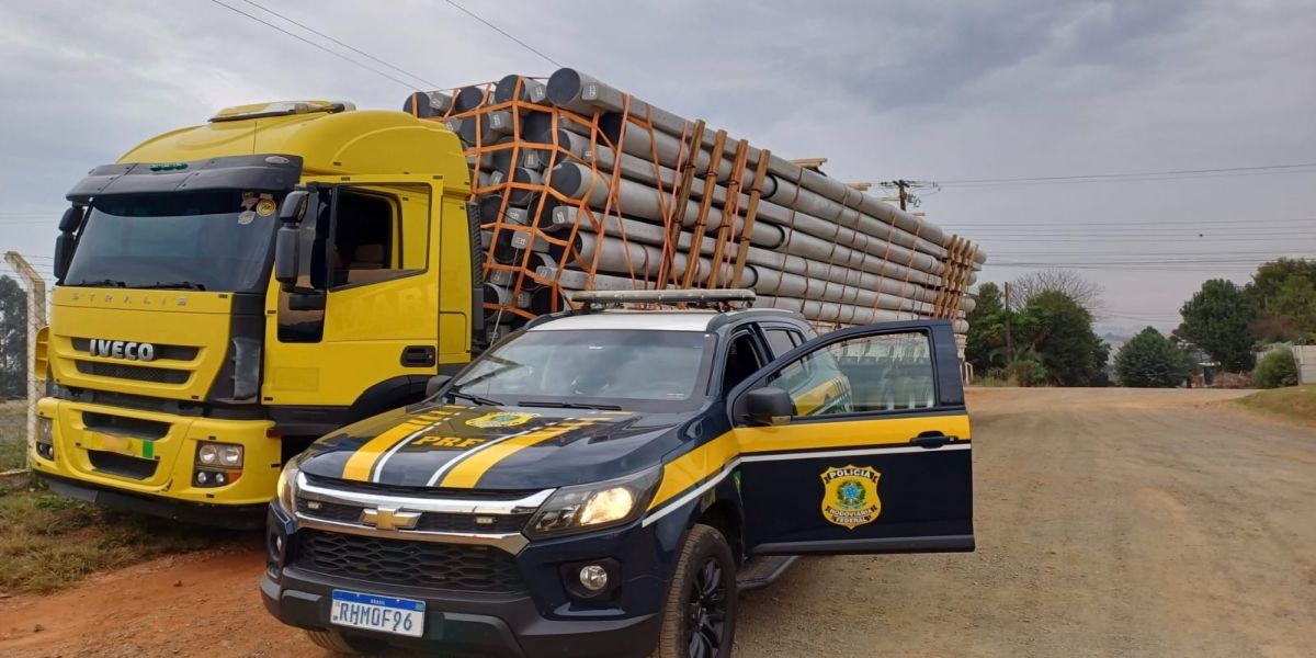 PRF flagra carga de postes com risco de queda no Paraná