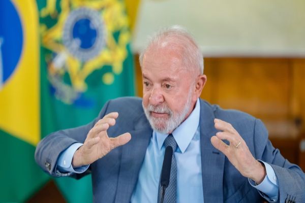 Imagem referente a notícia: Justiça Dá 48 Horas para Governo Lula e INSS se Manifestarem sobre Descontos Irregulares em Aposentadorias