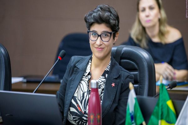 Imagem referente a notícia: Cuidado é trabalho: Projeto de Bia Alcantara propõe abono de faltas para mães e cuidadores