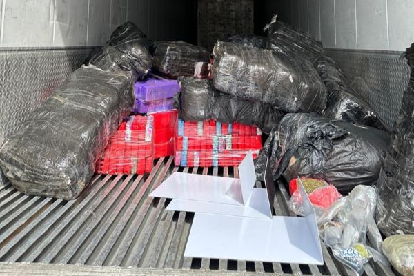 Imagem referente a notícia: Ação conjunta apreende 800 quilos de drogas em caminhão paraguaio no Paraná