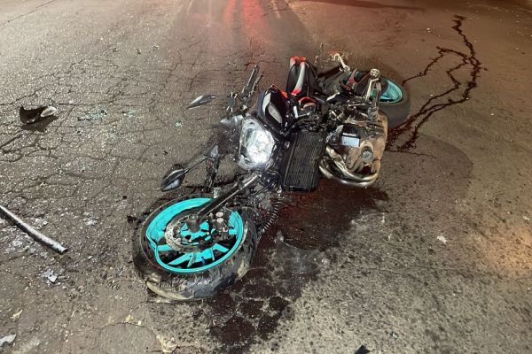 Jovem de 24 anos fica ferido após colidir moto de alta cilindrada contra carro em Cascavel