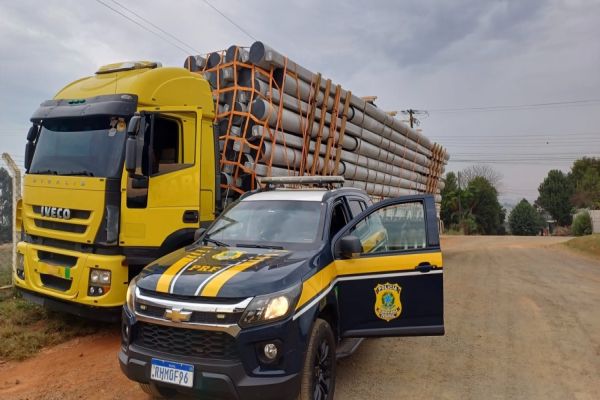 PRF flagra carga de postes com risco de queda no Paraná