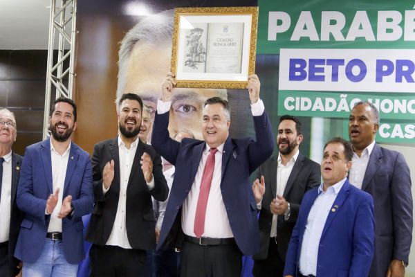 Imagem referente a notícia: Cidadão Honorário: Beto Preto recebe homenagem da Câmara de Cascavel
