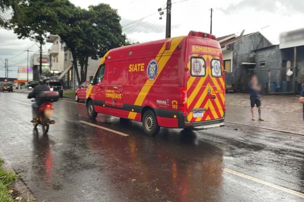 Imagem referente a notícia: Motociclista fica ferido após colisão com carro estacionado na Avenida Rocha Pombo em Cascavel