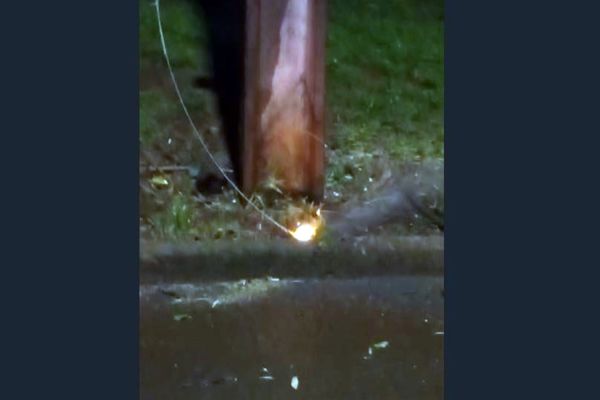 Imagem referente a notícia: Vídeo feito por vizinho mostra cabo pegando fogo antes de acidente; Copel se pronuncia sobre o caso