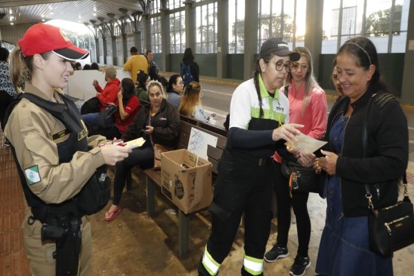 Imagem referente a notícia: Maio Amarelo tem ação especial para marcar o Dia das Mães no Terminal Oeste de Cascavel