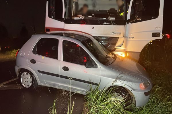 Carro é atingido por caminhão ao fazer retorno na BR-467 em Cascavel