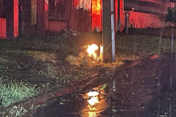 Homem morre eletrocutado ao verificar fio caído na Rua Haiti no Bairro Brasília, em Cascavel