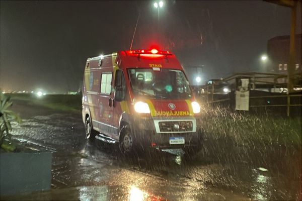 Mulher fica ferida após ser atropelada por carro na marginal da BR-277 em Cascavel