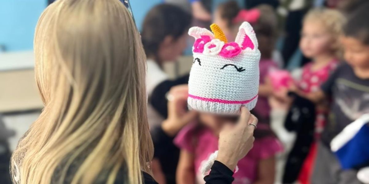 Alunos de escolas municipais de Pitanga recebem 101 kits com gorros e cachecóis confeccionados por apenados