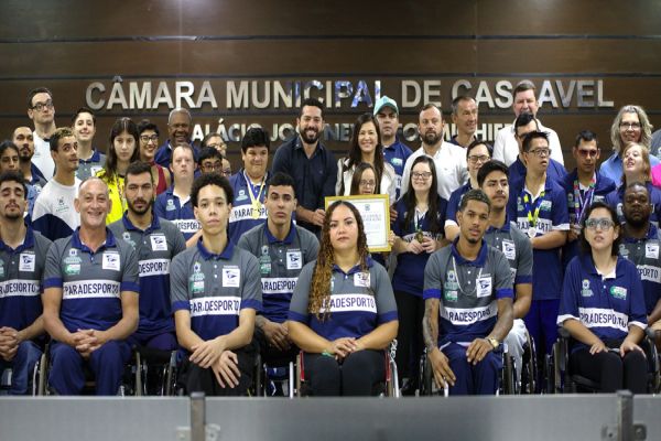 Imagem referente a notícia: Tiago Almeida congratula equipe de paradesporto em entrega de várias homenagens
