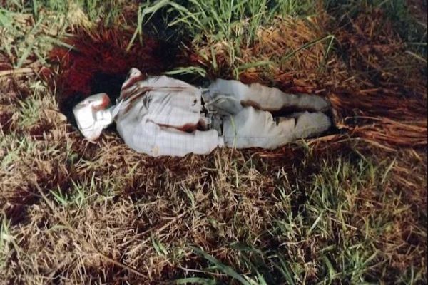 Imagem referente a notícia: Susto na rodovia: socorristas correm para salvar "vítima" e descobrem boneco caído no Paraná