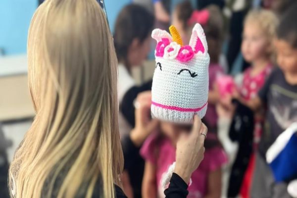 Imagem referente a notícia: Alunos de escolas municipais de Pitanga recebem 101 kits com gorros e cachecóis confeccionados por apenados