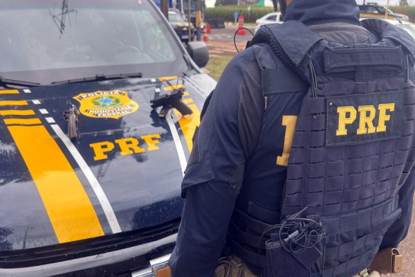 Imagem referente a notícia: PRF evita dois assaltos, prende cinco e apreende três armas em Santa Terezinha de Itaipu em apenas uma hora