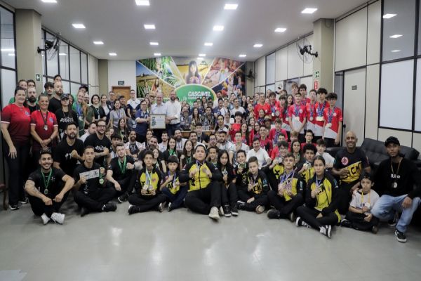 Imagem referente a notícia: Esporte em Alta: Prefeitura de Cascavel homenageia atletas que se destacaram no mês de abril