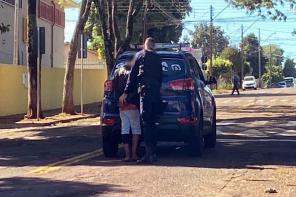 Imagem referente a notícia: Homem com mandado por roubo é preso pela Guarda Municipal em Cascavel