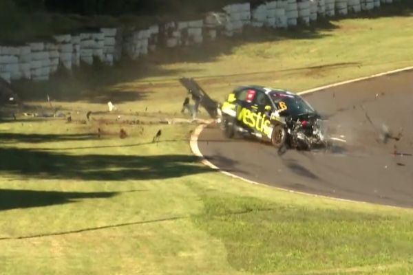 Imagem referente a notícia: MBR: Batida brutal interrompe corrida em Cascavel e deixa piloto gravemente ferido