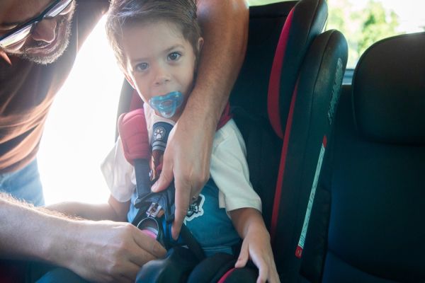 Transitar alerta que cadeirinha é item obrigatório para transporte seguro de crianças