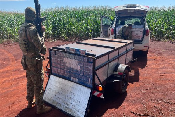 Até no "motor": Camionete com carretinha é flagrada pela PRF com 25 mil maços de cigarros contrabandeados