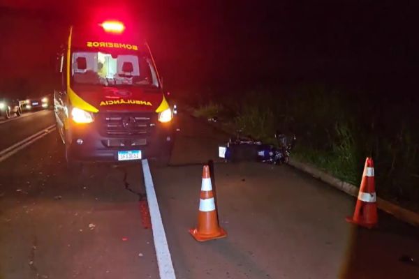 Imagem referente a notícia: Grave colisão entre carro e moto deixa uma mulher morta na BR-272