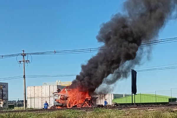 Imagem referente a notícia: Imagens mostram carro pegando fogo após colisão frontal com carreta na BR-277 em Cascavel