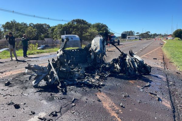 Homem morre após colisão frontal com caminhão na BR-277 em Cascavel; O carro pegou fogo após o acidente