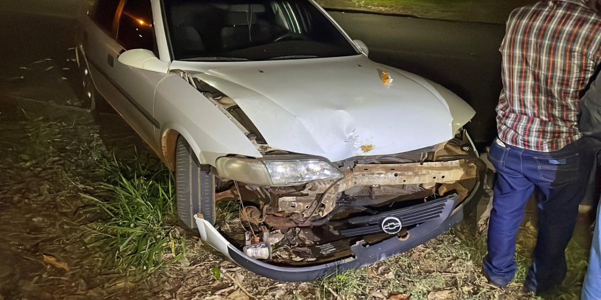 Carro desgovernado atinge árvore no bairro Presidente; Condutor caiu e bateu a cabeça