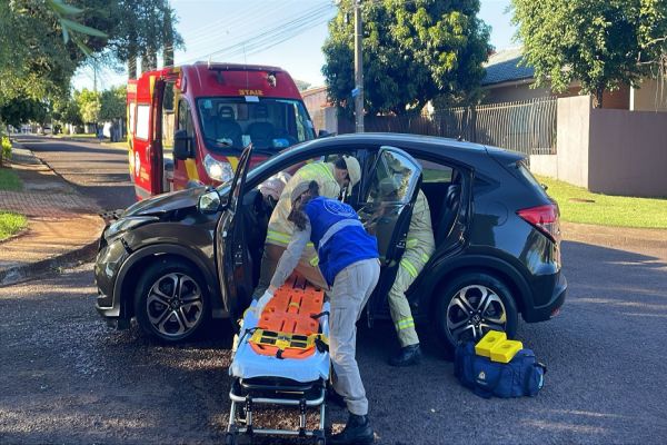 Imagem referente a notícia: Mulher fica ferida após colisão entre SUV e van no Jardim Nova York em Cascavel
