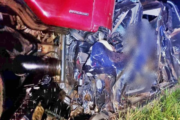 Imagem referente a notícia: Caminhonete colide frontalmente com caminhão na BR-369 em Cascavel: Motorista morreu na hora