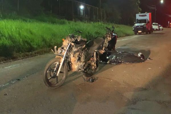 Imagem referente a notícia: Buraco na pista pode ter causado acidente fatal entre motociclistas na BR-277, em Cascavel