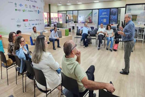 Imagem referente a notícia: Comitiva italiana aprofunda conhecimentos sobre produção agro brasileira
