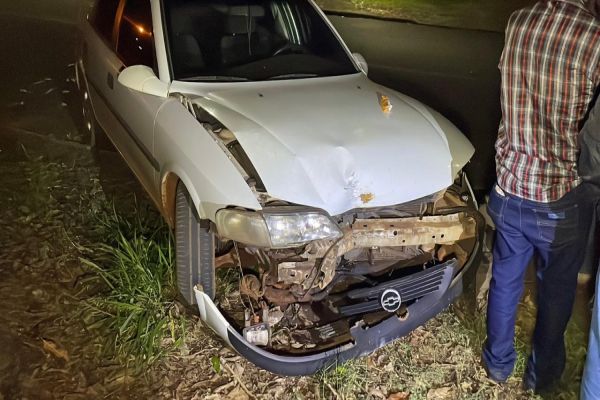 Imagem referente a notícia: Carro desgovernado atinge árvore no bairro Presidente; Condutor caiu e bateu a cabeça