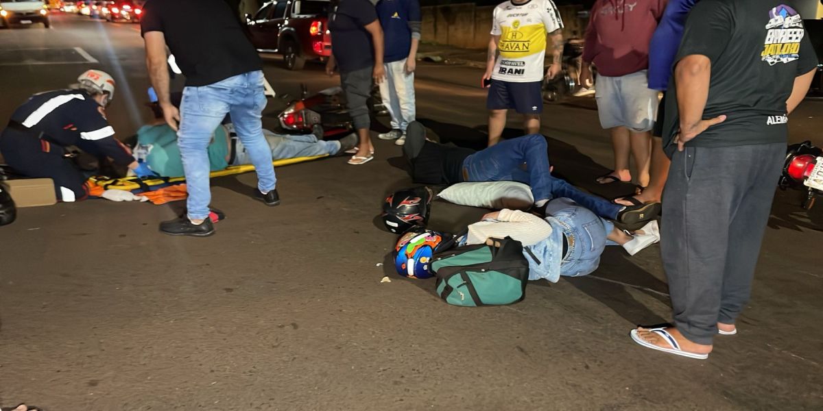 Três pessoas ficam feridas após forte colisão entre motos no Jardim Santa Mariana, em Cascavel