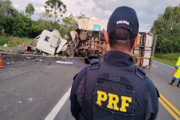 Imagem referente a notícia: Colisão frontal entre caminhões na BR-277 deixa um morto e um ferido grave no Paraná