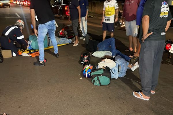Imagem referente a notícia: Três pessoas ficam feridas após forte colisão entre motos no Jardim Santa Mariana, em Cascavel