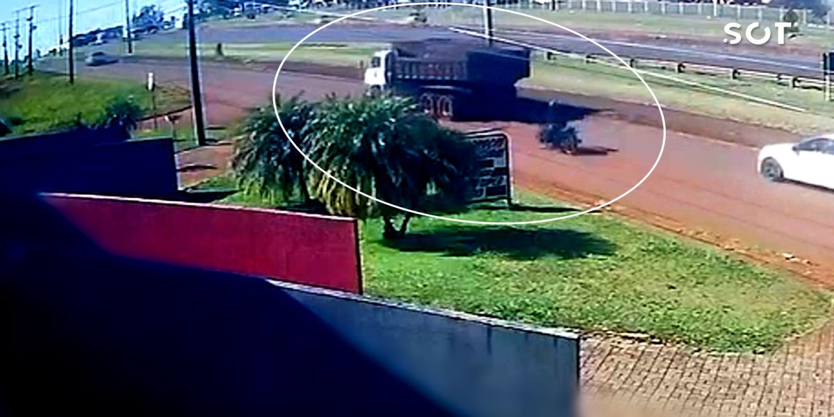 Câmera de segurança registra momento em que motociclista colide com caminhão na marginal da BR-277 em Cascavel