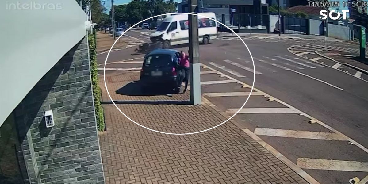 Pedestre é atropelada e arremessada contra poste após colisão entre Clio e van em Cascavel