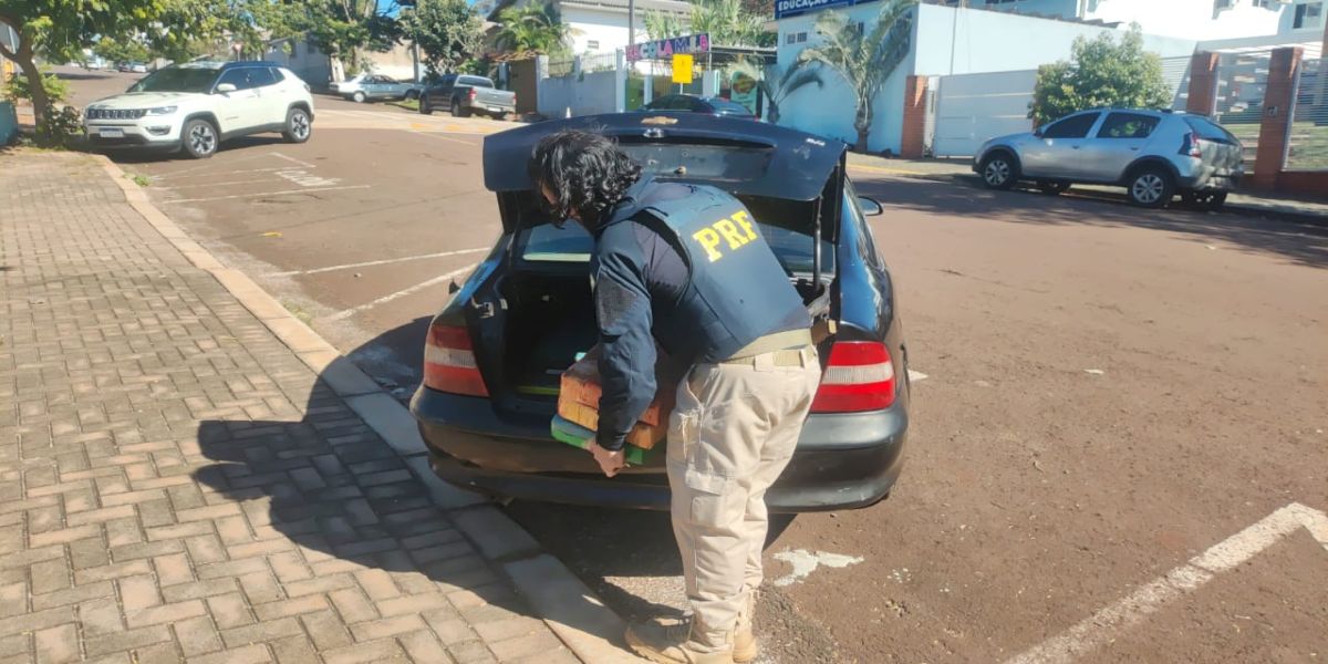 Polícia Rodoviária Federal encontra 195 kg de maconha em carro abandonado na BR-369 em Corbélia
