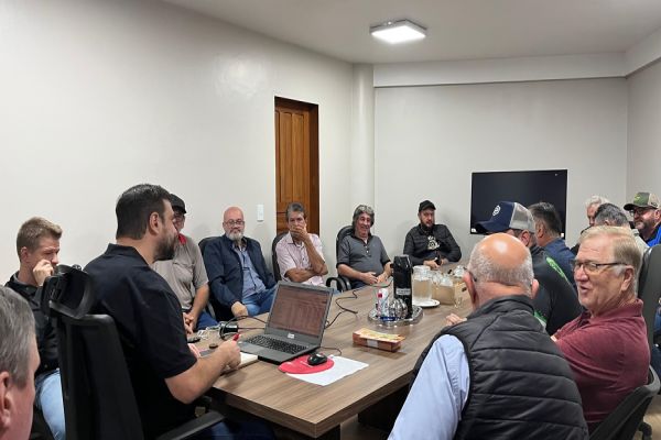 Imagem referente a notícia: Agricultores e Prefeitura unidos por um objetivo histórico: o maior programa de pavimentação rural do Paraná